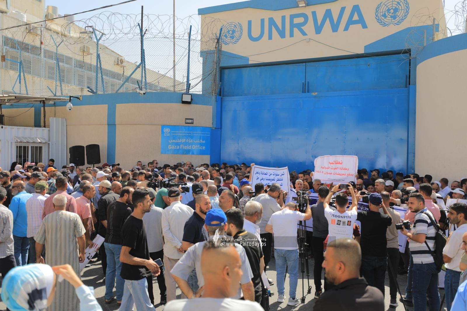 بالصور وقف احتجاجية لمتضرري عدوان الاحتلال أمام بوابة وكالة الغوث بغزة (4).jpeg