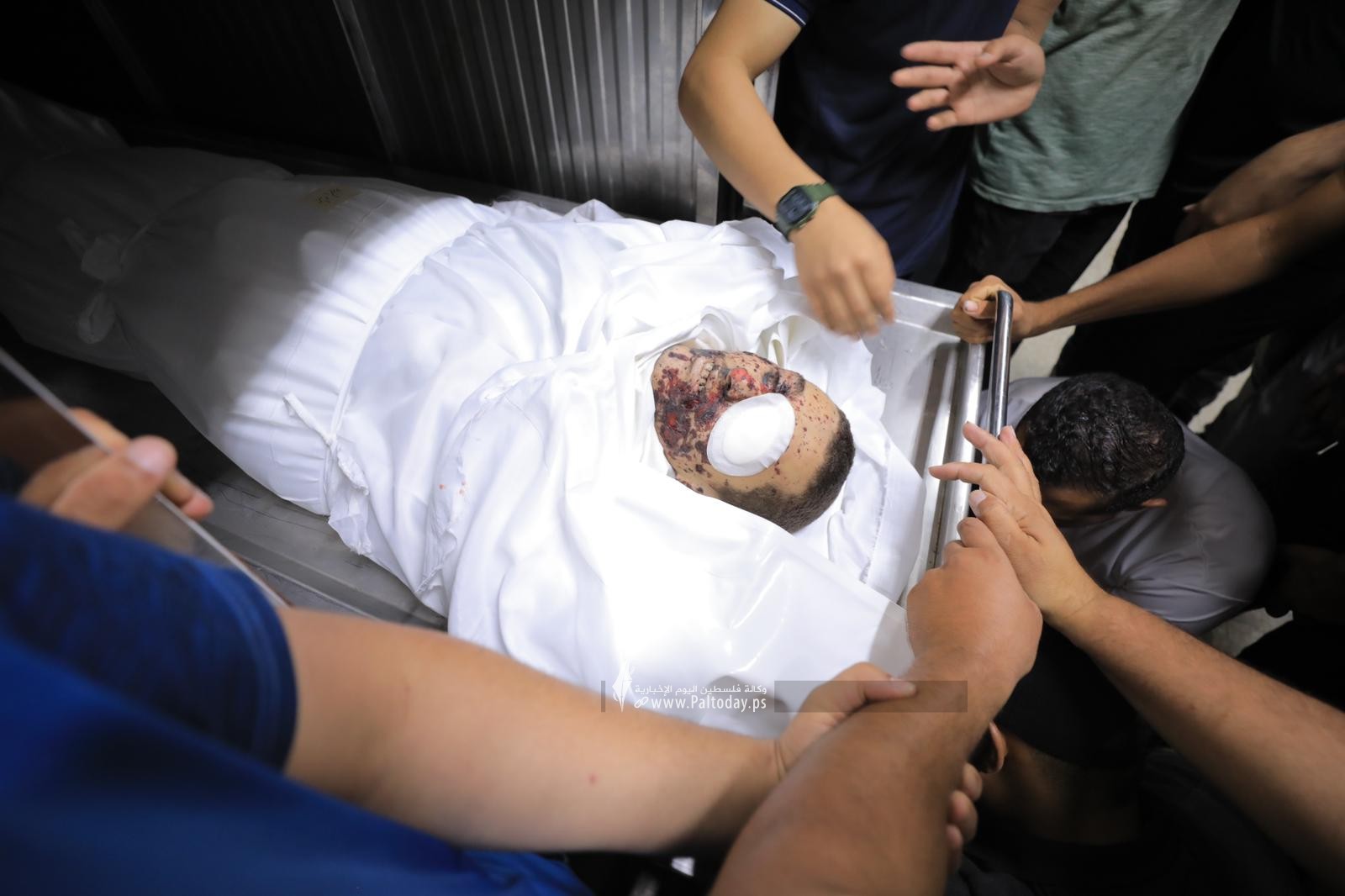 الاستعداد لتشيع جثامين شهداء الامس من داخل مجمع الشفاء...jpeg