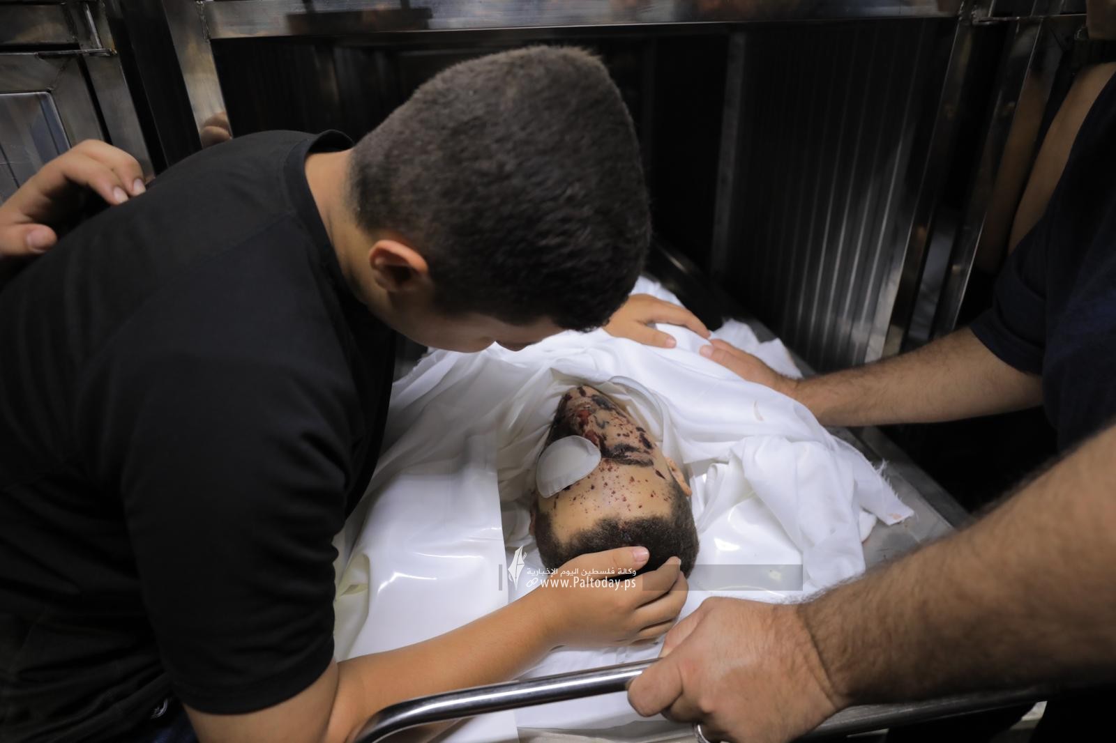 الاستعداد لتشيع جثامين شهداء الامس من داخل مجمع الشفاء.....jpeg