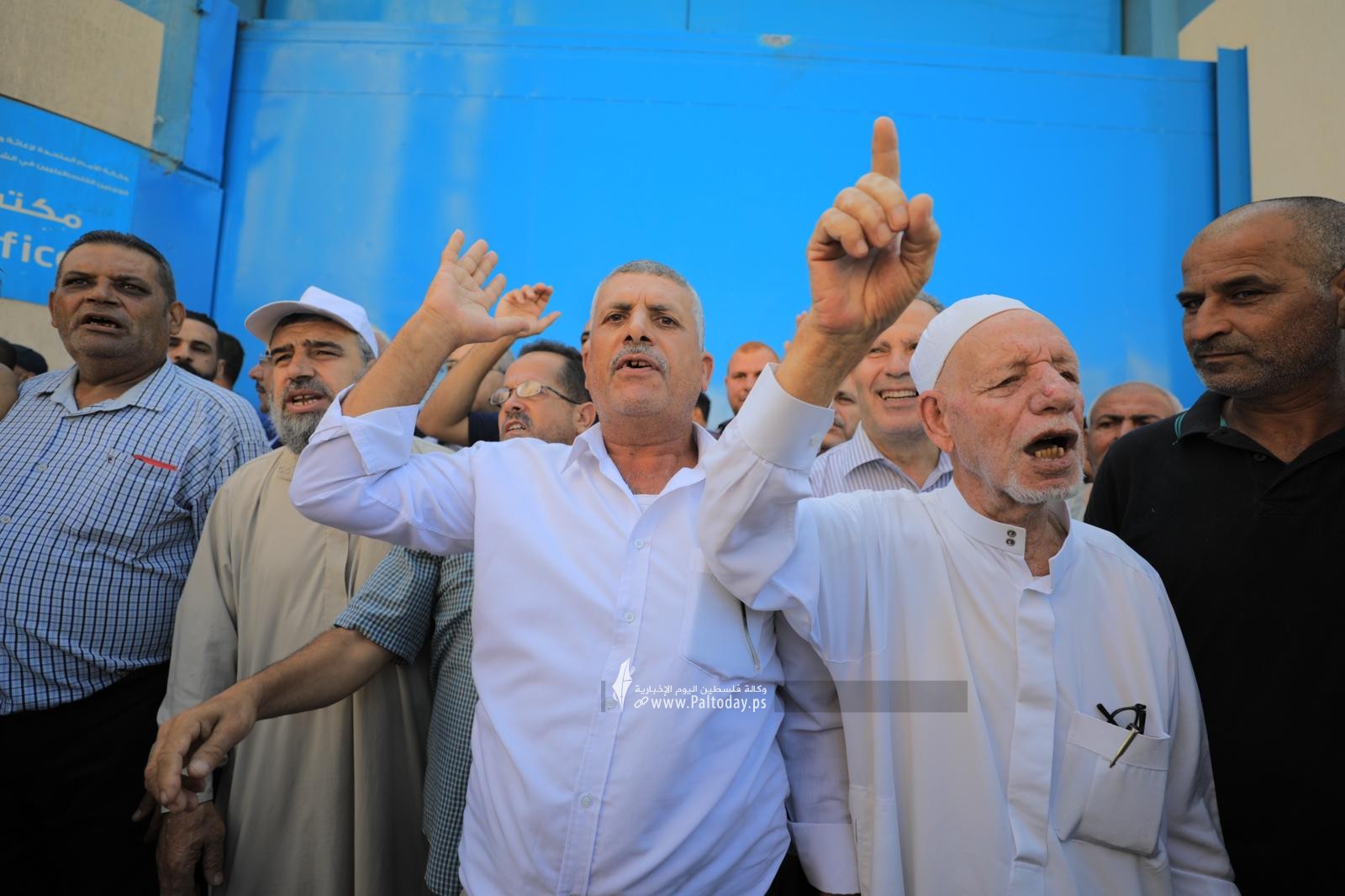 بالصور وقف احتجاجية لمتضرري عدوان الاحتلال أمام بوابة وكالة الغوث بغزة (10).jpeg