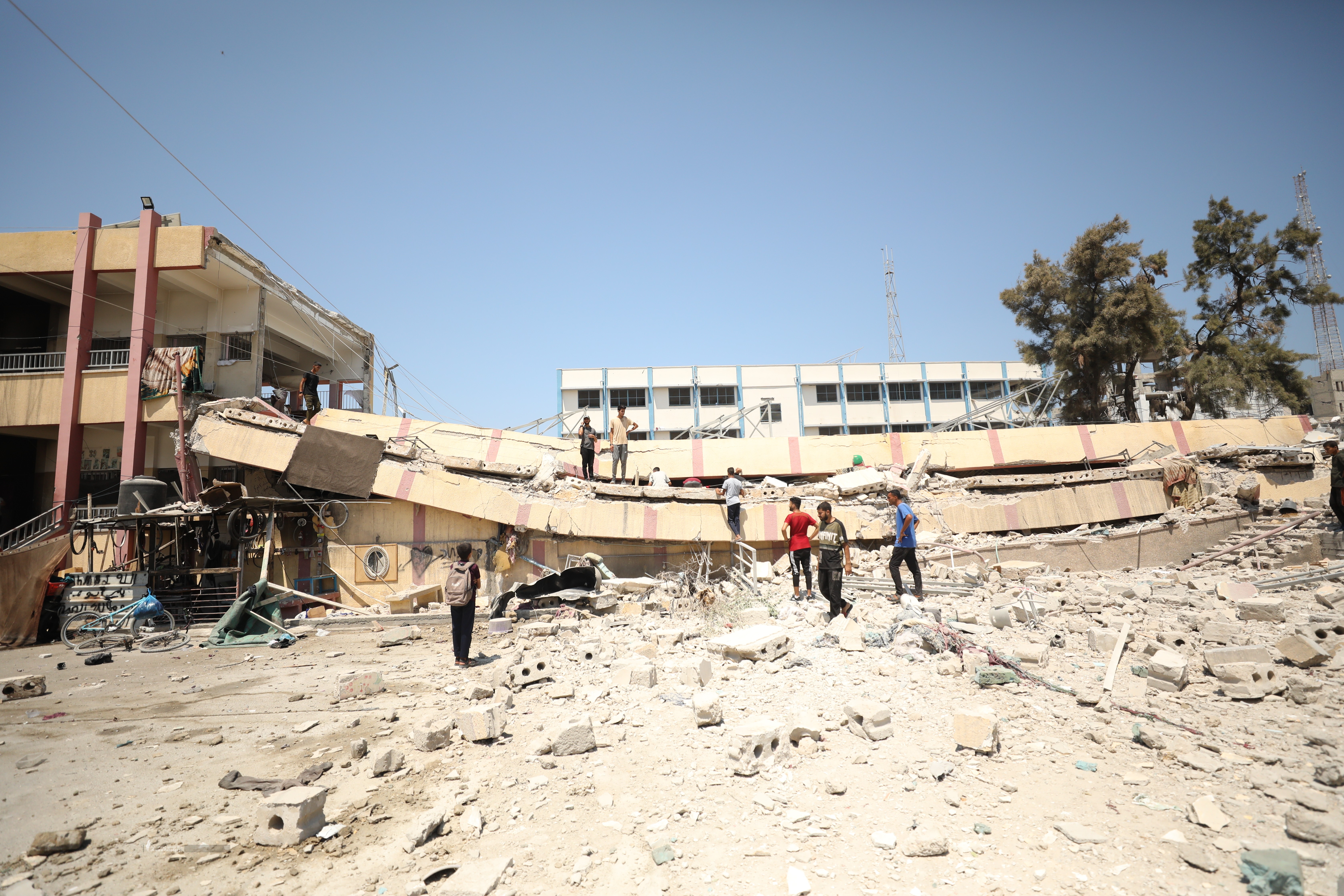 صور لمجزرة مدرسة مصطفى حافظ (13).JPG