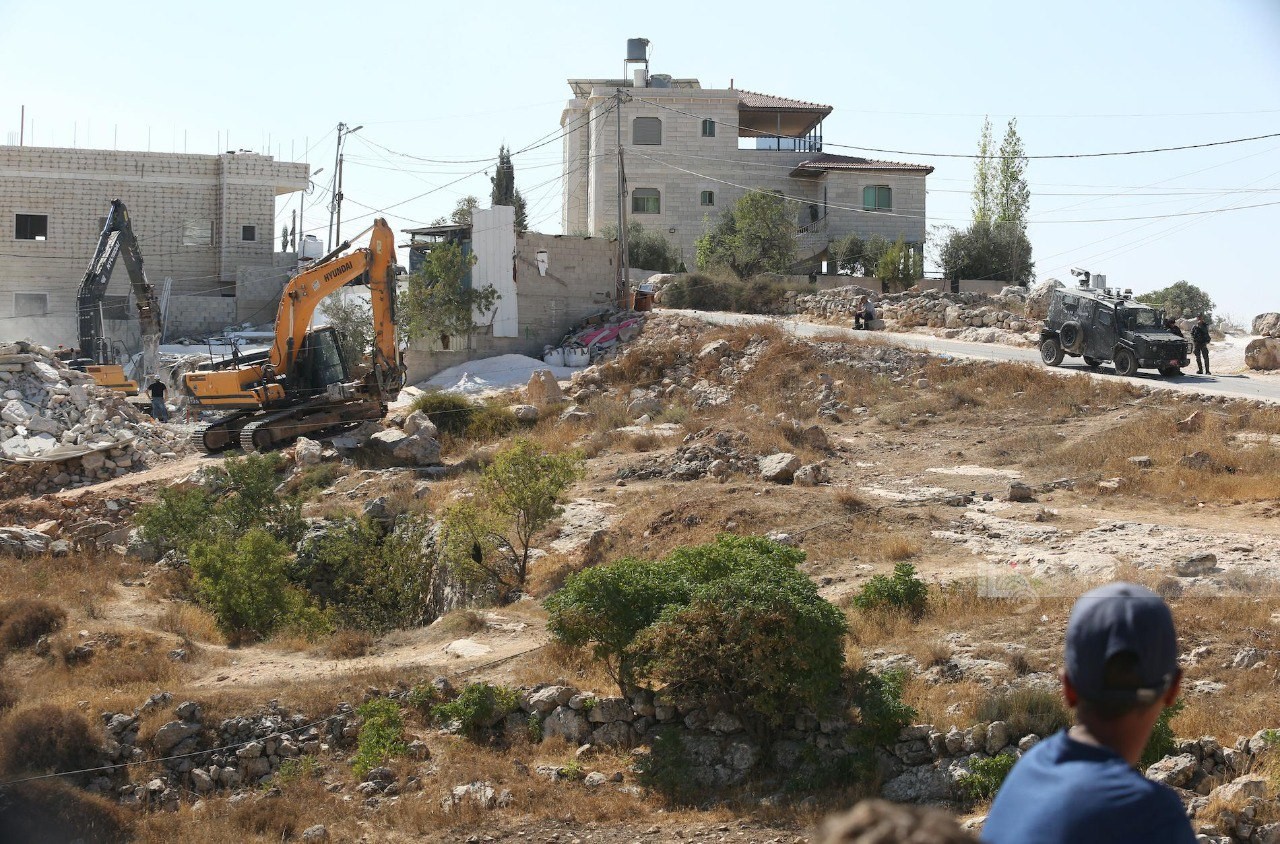 جرافات إسرائيلية تهدم منزلا في الخليل