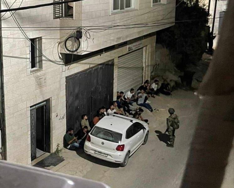 قوات الاحتلال تحتجز شبان في سلفيت