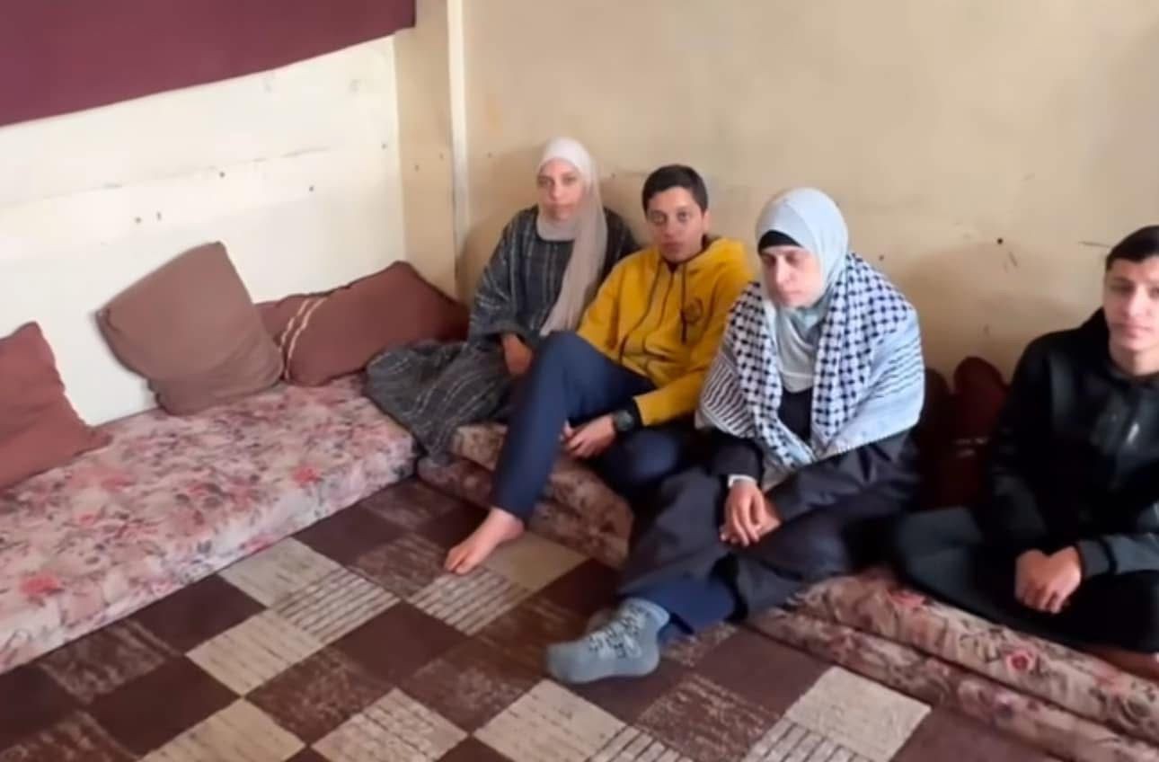 زوجة الضيف وأبنائها بعد استشهاده.jpeg