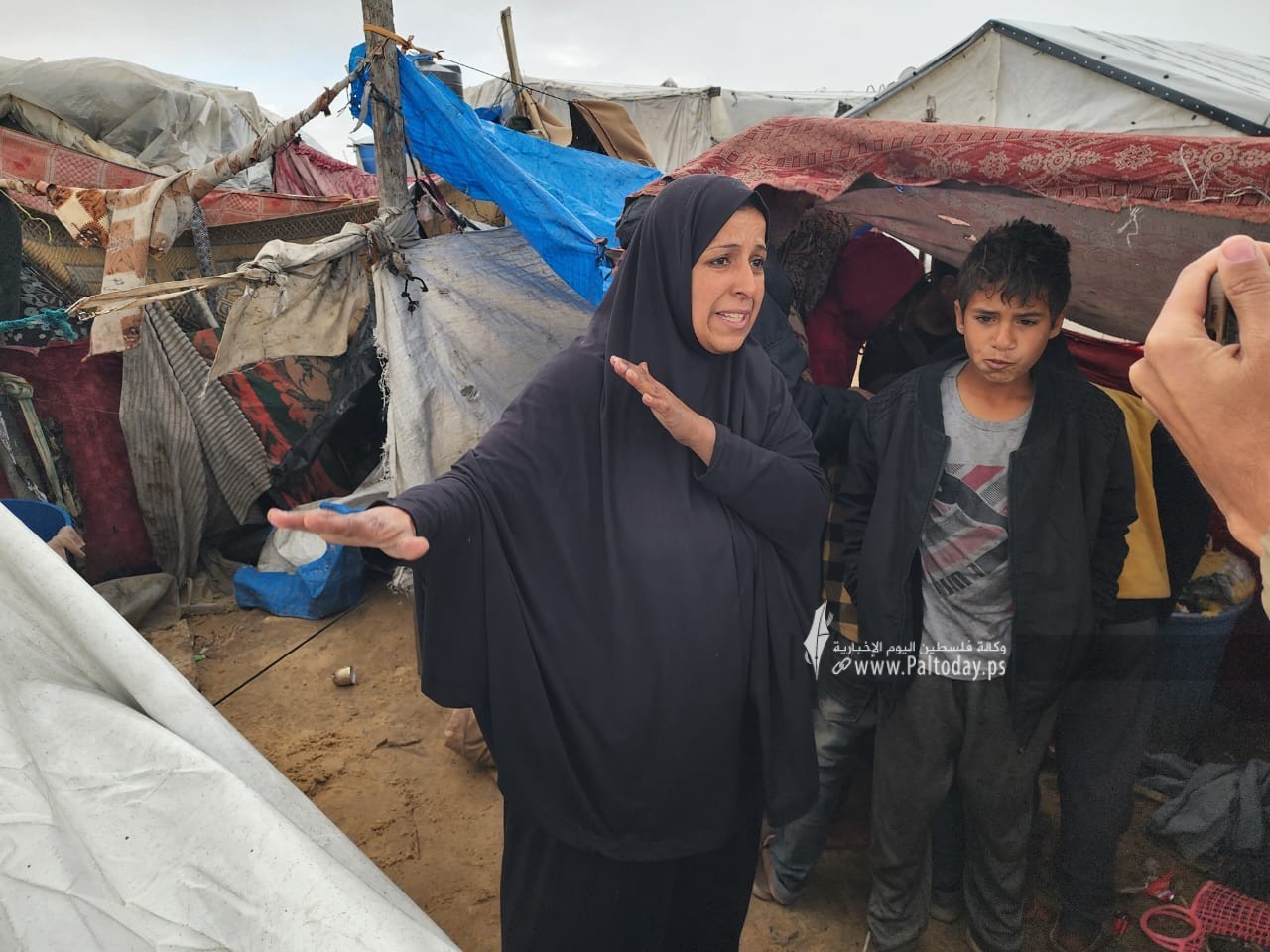 ‏‏تضرر خيام النازحين في منطقة مواصي خان يونس بفعل المنخفض (7) - نسخة