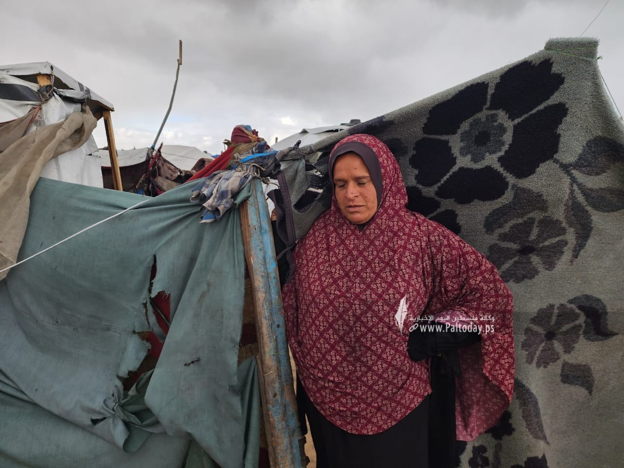 ‏‏تضرر خيام النازحين في منطقة مواصي خان يونس بفعل المنخفض (8) - نسخة