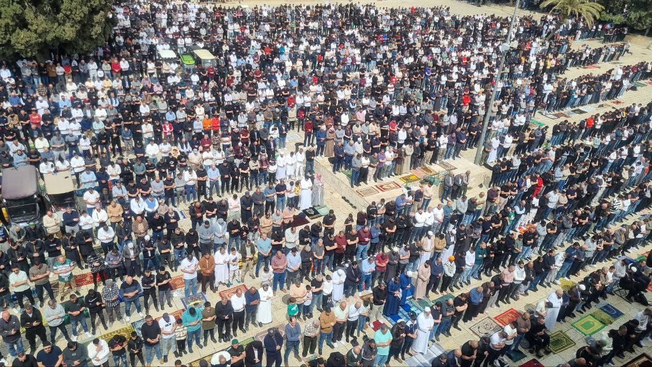 أداء صلاة الجمعة الثانية من شهر  رمضان المبارك في رحاب المسجد الأقصى (6)
