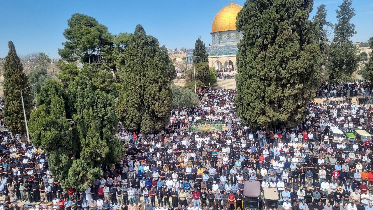 أداء صلاة الجمعة الثانية من شهر  رمضان المبارك في رحاب المسجد الأقصى (4)