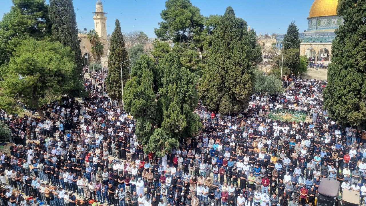أداء صلاة الجمعة الثانية من شهر  رمضان المبارك في رحاب المسجد الأقصى (1)