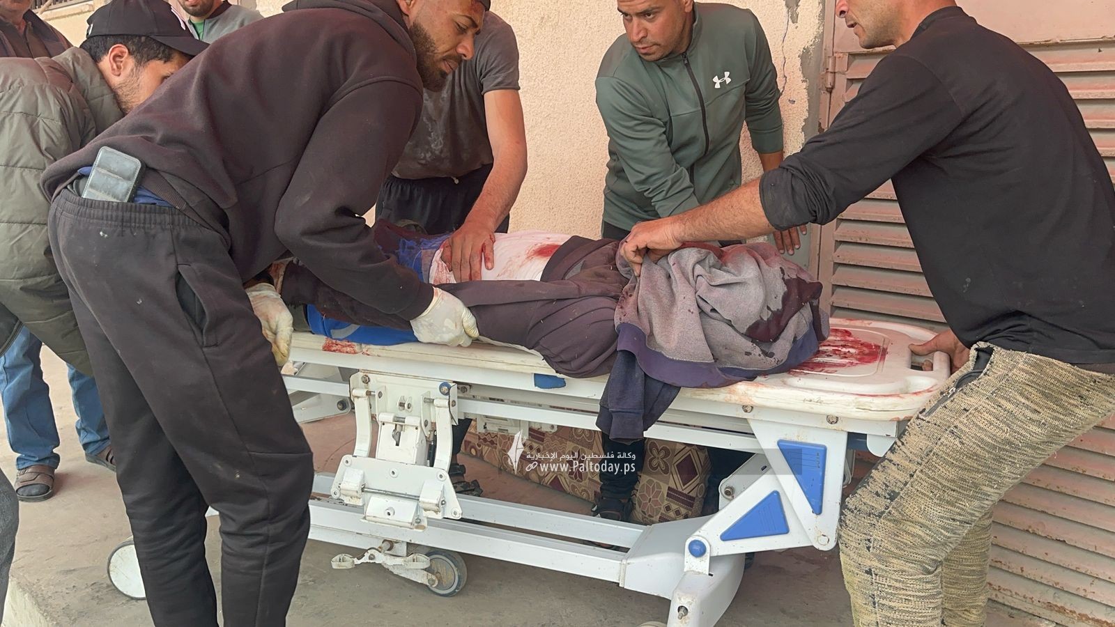 وصول الشهيد عبد الله بركة إثر قصف مدفعي شرق المغازي وسط قطاع غزة (2).jpeg