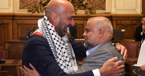 الزميل وائل الدحدود رفقة رئيس بلدية باري الإيطالية.jpeg