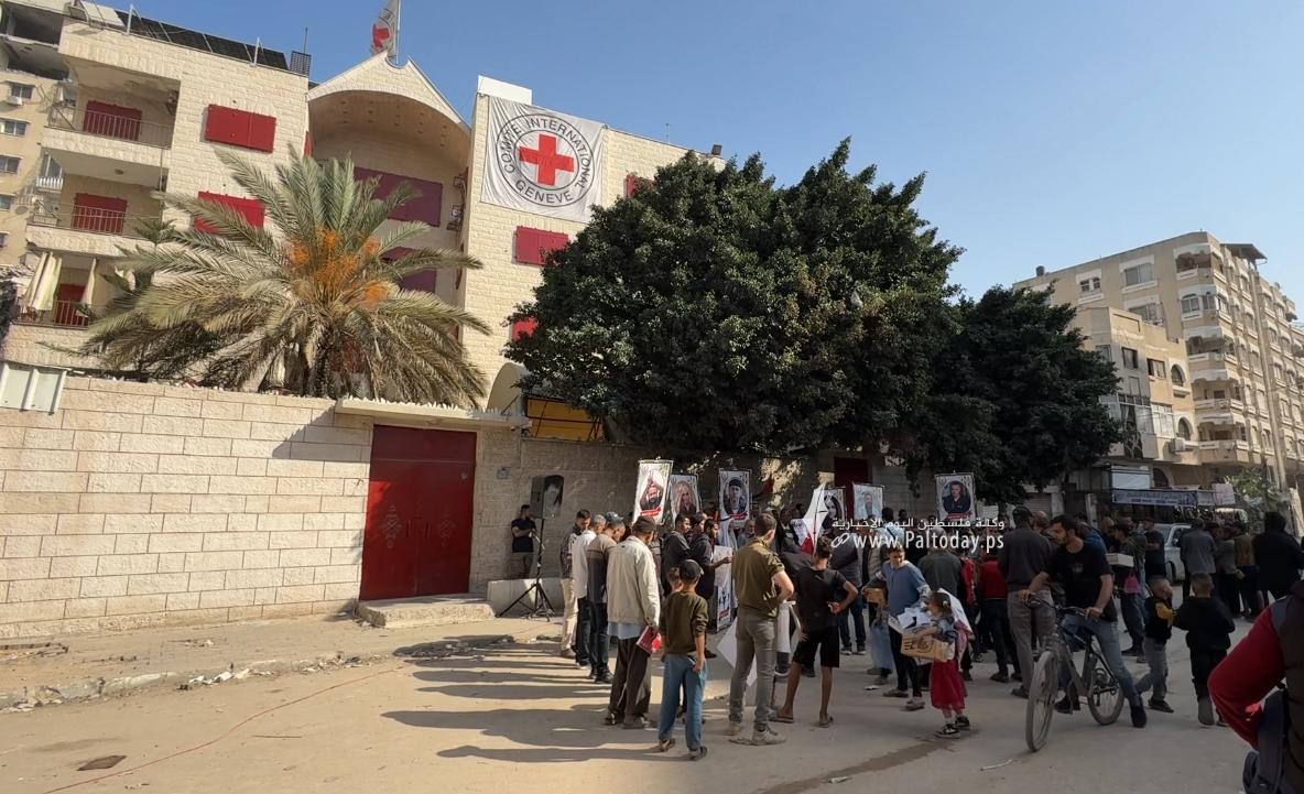 لأول مرة اعتصام أهالي الأسرى أمام مقر الصليب في غزة (9)