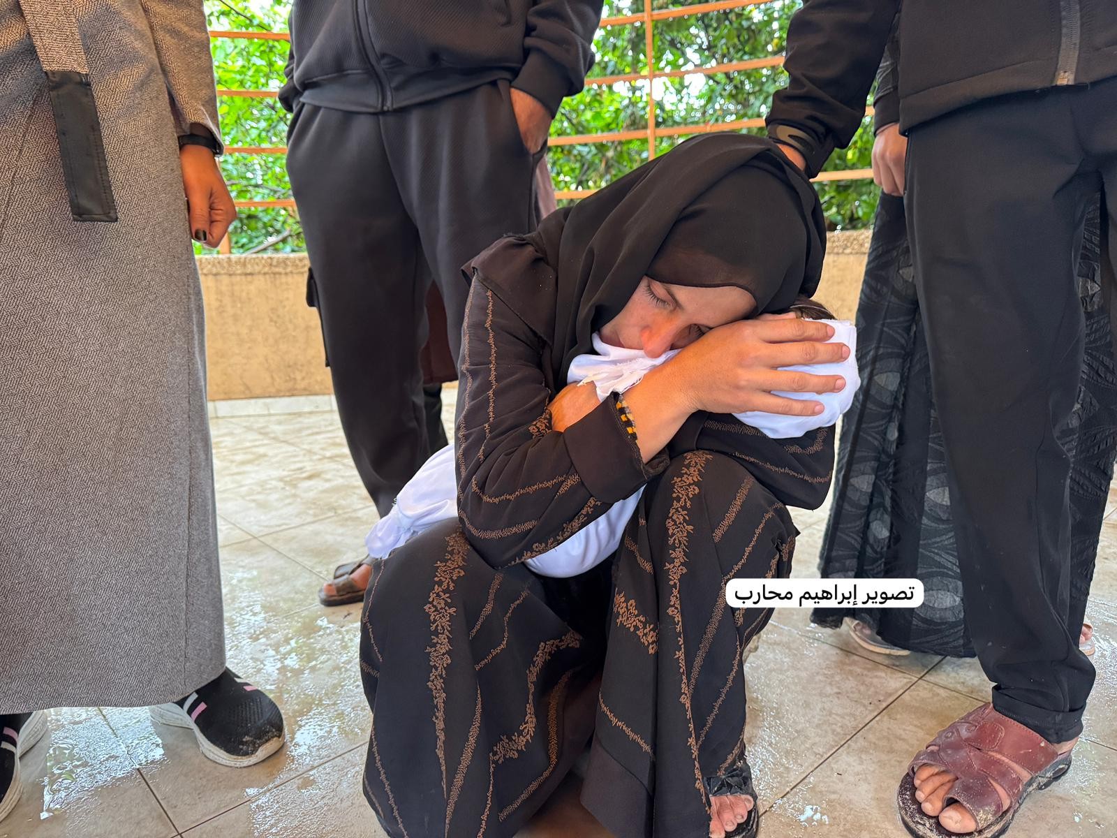 صورة الطفلة أبو جزر اثناء وداعها من قبل والدتها 