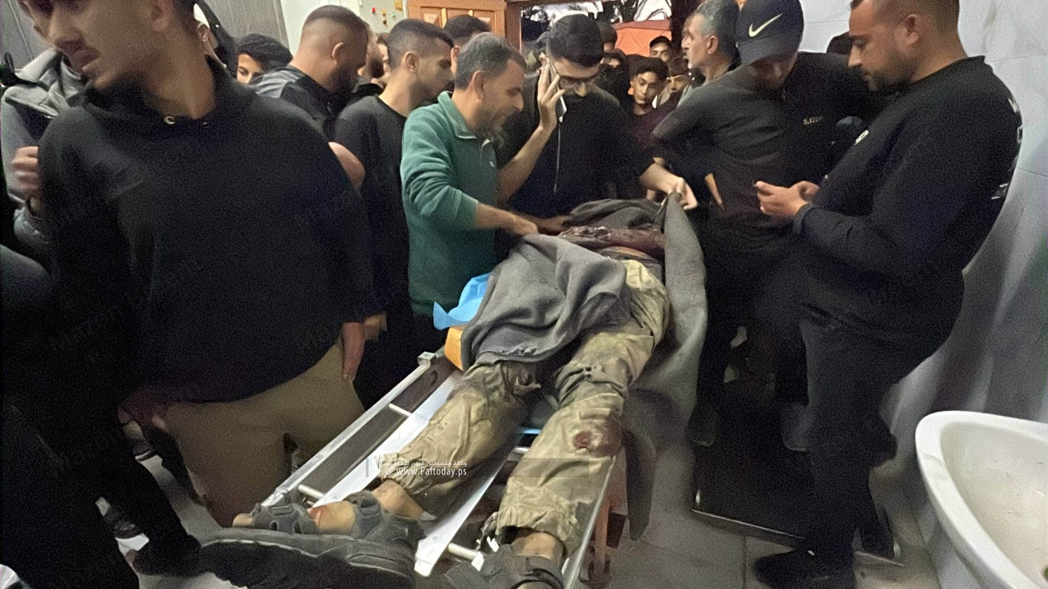 وصول خمس شهداء وعدد من الجرحى جراء قصف إسرائيلي استهدف سيارة شرطة بمواصي خان يونس جنوبي قطاع غزة (8).jpeg