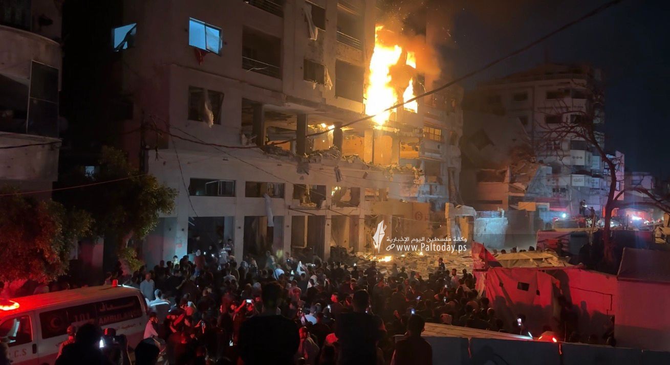 اشتعال النيران في بعمارة سكنية بعد القصف الإسرائيلي (7).jpeg
