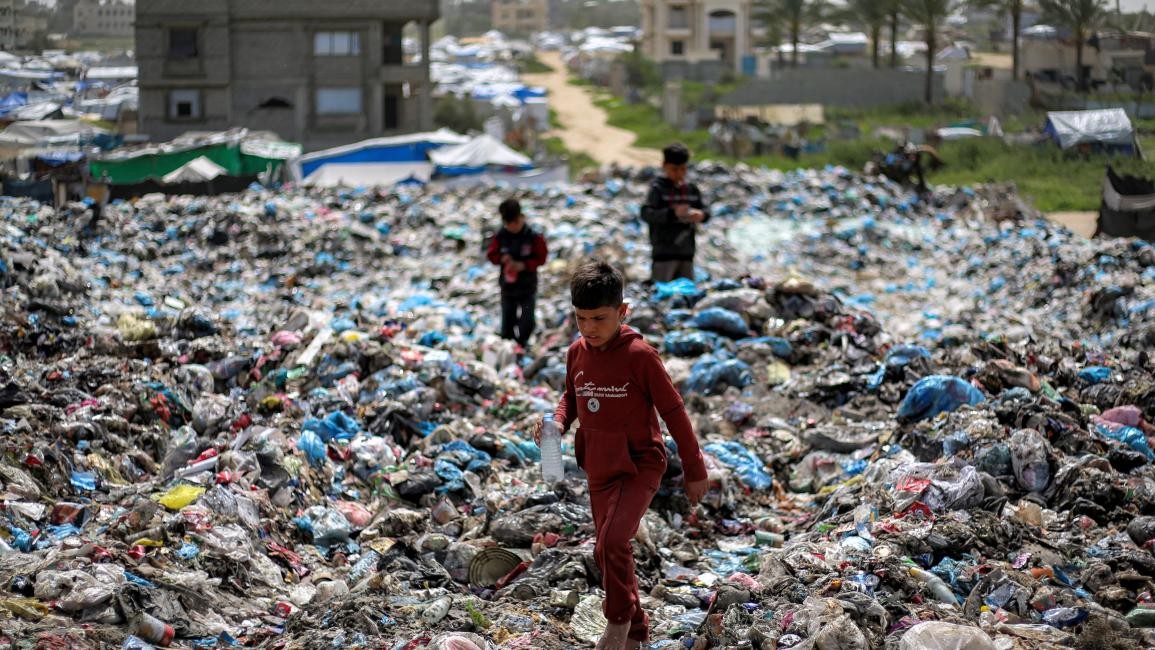 أطفال يجمعون البلاستيك من النفايات