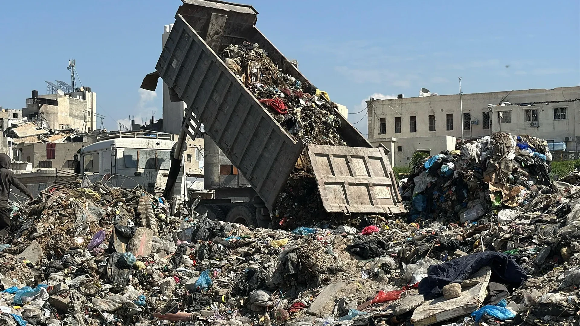 تفريغ شاحنة نفايات في غزة