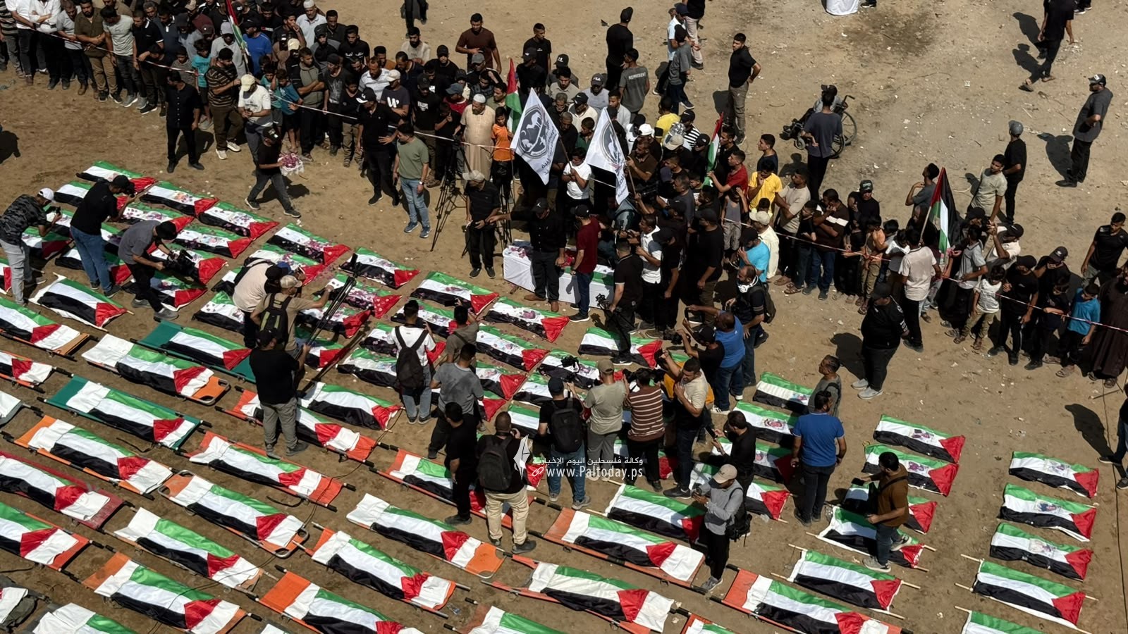 غزة تنظم أكبر جنازة لتشييع 120 شهيداً من عائلتي الحساينة وأبو شريعة (6).jpeg
