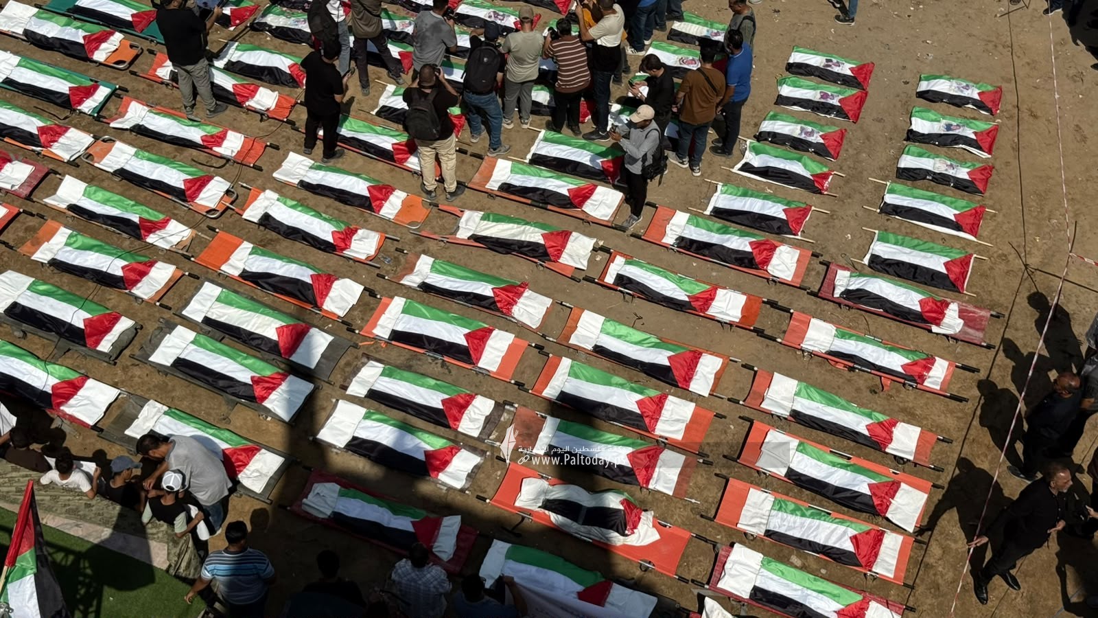 غزة تنظم أكبر جنازة لتشييع 120 شهيداً من عائلتي الحساينة وأبو شريعة (5).jpeg