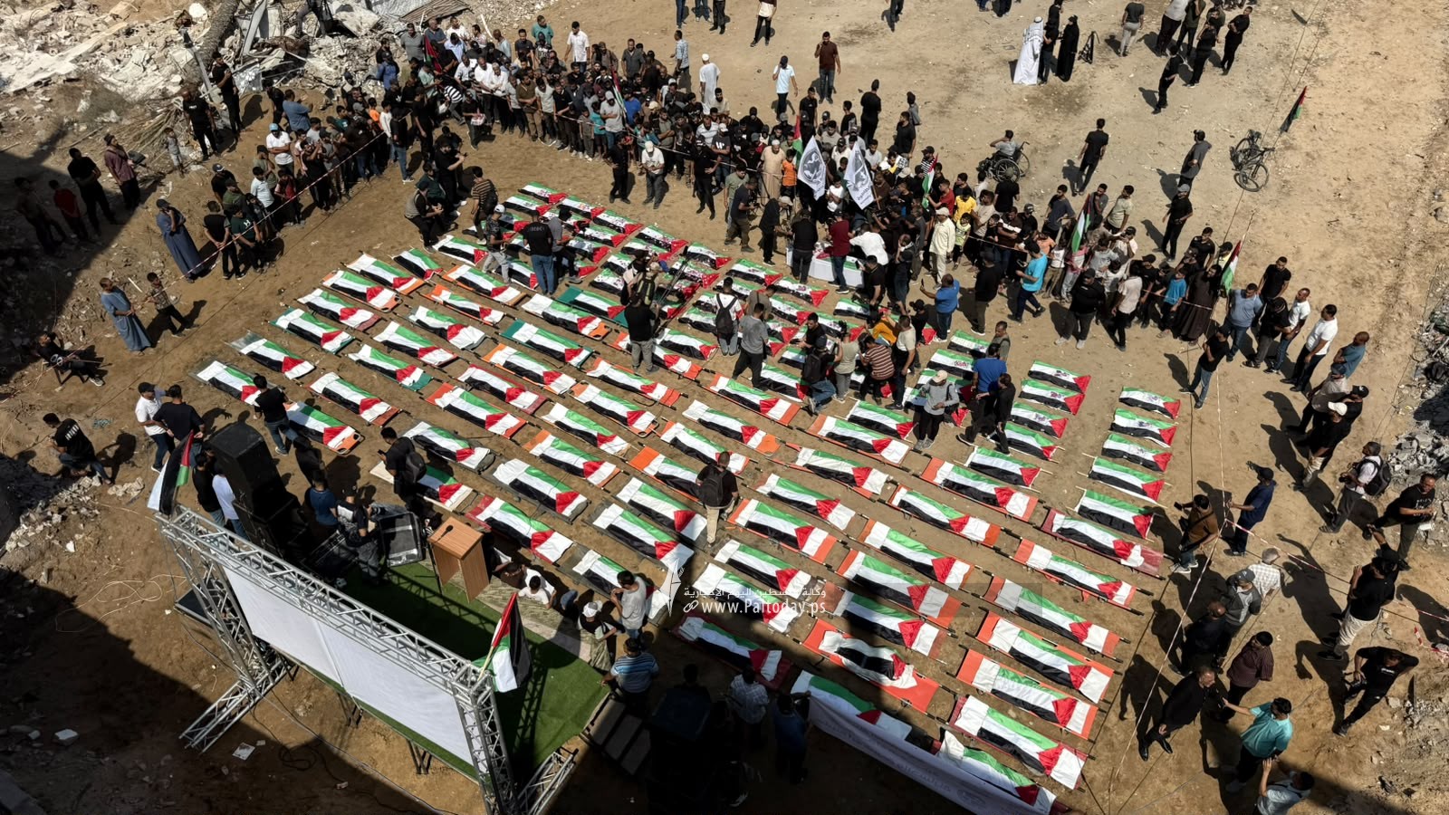 غزة تنظم أكبر جنازة لتشييع 120 شهيداً من عائلتي الحساينة وأبو شريعة (3).jpeg