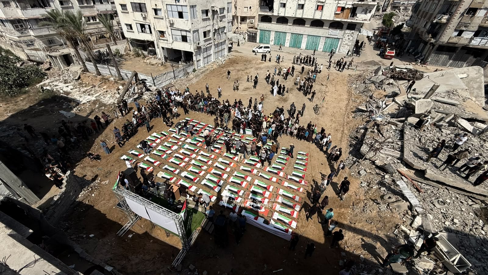 غزة تنظم أكبر جنازة لتشييع 120 شهيداً من عائلتي الحساينة وأبو شريعة (4).jpeg