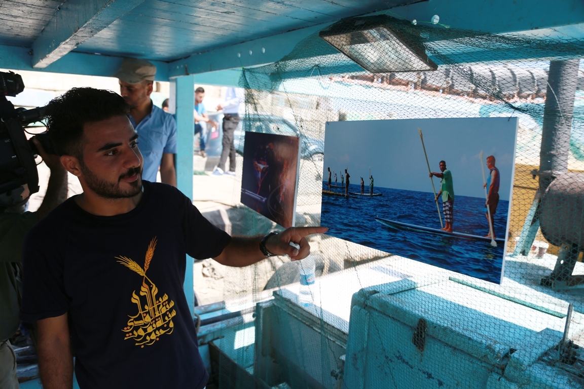 مصور يروي تفاصيل رحلة الصيادين المعبدة بالمخاطر داخل البحر