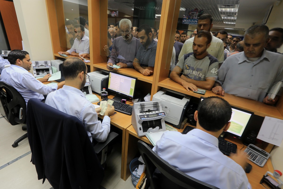 موعد صرف رواتب موظفي غزة عن شهر أغسطس
