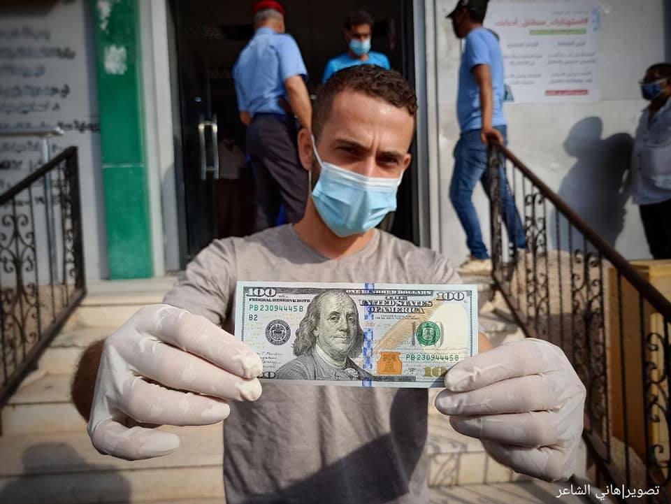 صور بدء صرف المنحة القطرية 100 دولار في قطاع غزة